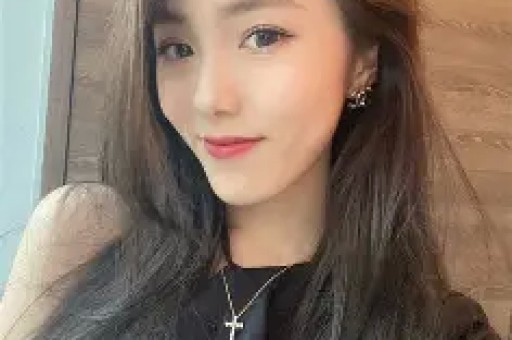 女子当街下跪男子全程玩手机冷淡无视！穿着打扮吸睛网友热议